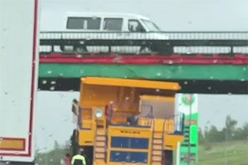 На трассе М1 под мостом застрял самосвал БелАЗ