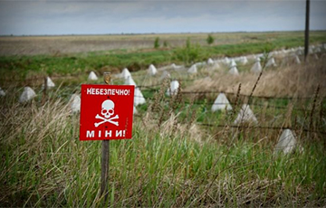 Ukraine Builds Up Fortifications On The Border With Belarus