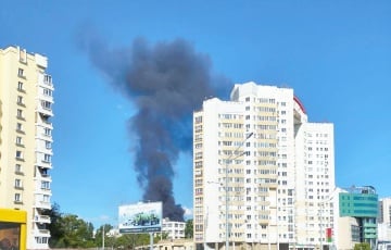 У цэнтры Мінска ўзняўся велізарны слуп чорнага дыму