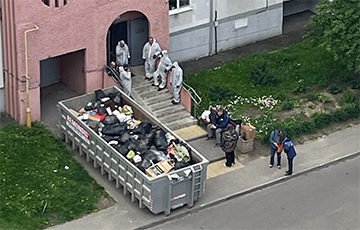 В одном из подъездов Минска заметили людей в защитных костюмах