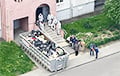 В одном из подъездов Минска заметили людей в защитных костюмах