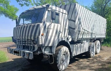 Российские военные начали перекрашивать военную технику «под зебру»