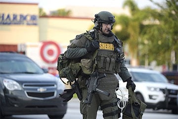 В США ликвидировали мужчину, взявшего людей в заложники в банке