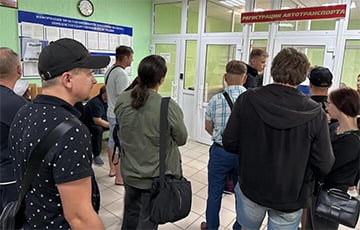 «Жах, няма слоў»: у вялікім беларускім горадзе людзі займаюць чаргу ў ДАІ з вечара