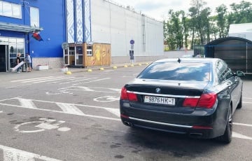 Странная манера парковки в Минске взбудоражила соцсеть