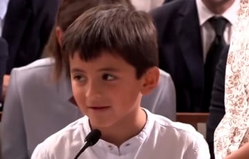 В Барселоне 6-летний мальчик растрогал зрителей благотворительного вечера вопросами Папе Льву XIV