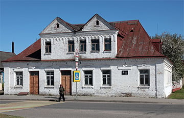 В Беларуси продают дом у легендарного замка Сапег и монастыря с привидениями