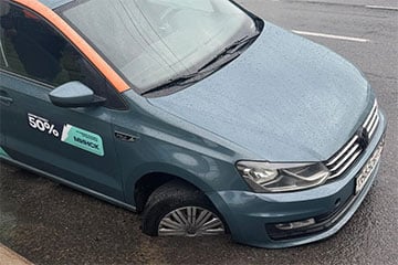Каршеринговый автомобиль в Минске провалился под землю