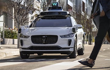 Робатаксі Waymo дапамагло злачынцу ўцячы ад паліцыі