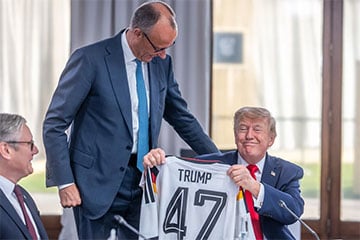 Мерц на саммите G7 подарил Трампу футболку сборной Германии