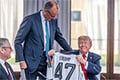 Мерц на саммите G7 подарил Трампу футболку сборной Германии
