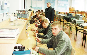 Российских школьников начали массово загонять в ПТУ