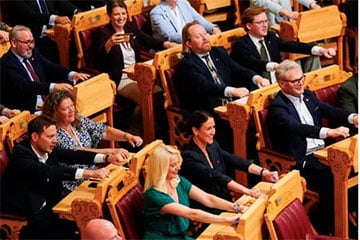 Нарвежскія дэпутаты прама ў парламенце «ўзяліся за вёслы» дзеля зборнай на ЧС-2026
