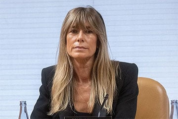 Суд запретил супруге премьера Испании покидать страну