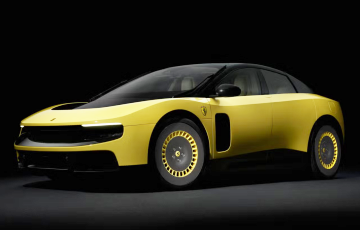 Новый электромобиль Ferrari сам оценивает навыки водителя