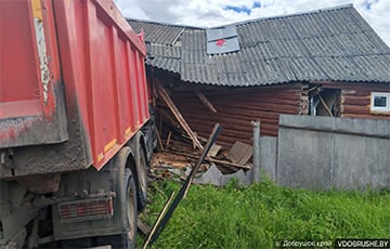 У Добрушы цяжкагруз уехаў у жылы дом