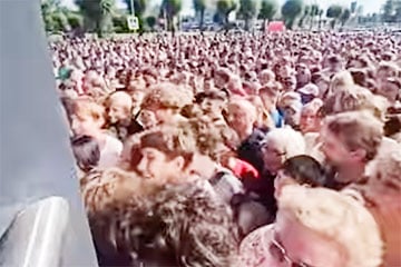 Огромная очередь в бобруйский ТЦ шокировала белорусов