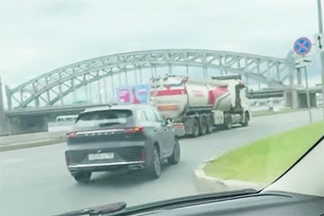 В Санкт-Петербурге водители начали преследовать бензовозы