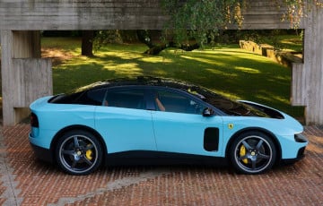 Першы электрамабіль Ferrari раскупілі насуперак хвалі крытыкі