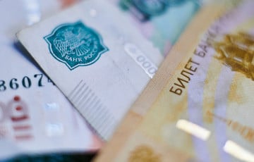 Расіяне выносяць наяўныя з банкаў са хуткасцю 13 мільярдаў рублёў у дзень