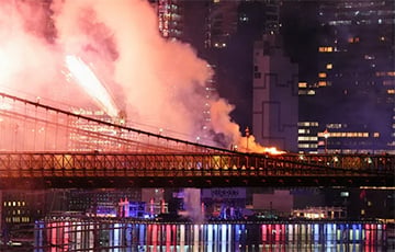 В Нью-Йорке загорелся Бруклинский мост из-за фейерверк-шоу, приуроченного ко Дню независимости США
