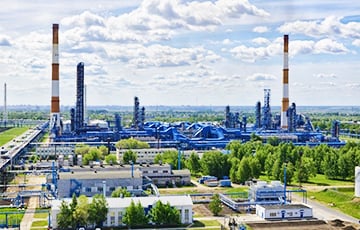 Украина впервые ударила по самому большому НПЗ в России