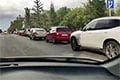 В Омской области выстроились огромные очереди на АЗС после удара по НПЗ