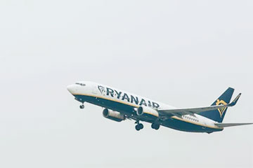 Пассажира Ryanair едва не вытянуло из самолета во время полета