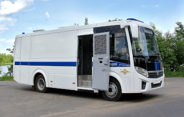 Белорус на фуре влетел в российский автозак