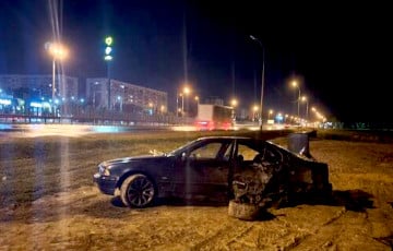 Минчанин на BMW на ровной дороге снес фонарь и вылетел в кювет