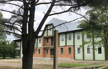 Пад Мінскам на продаж выставілі дом з фермай, сыраварняй і вінным склепам