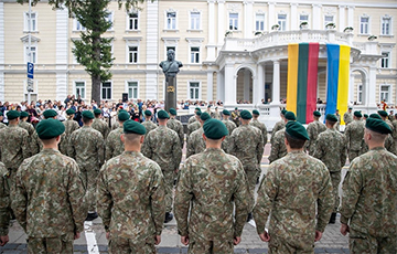 В Литве возникли очереди в военкоматах