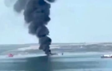 Один из моряков снял горящее судно «теневого флота» РФ в Азовском море