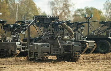 Украина показала атаку роботов с пулеметами на позиции российских военных