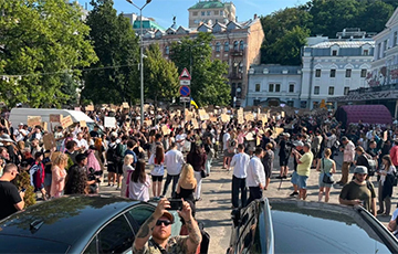 Адстаўка міністра абароны Фёдарава выклікала пратэсты па ўсёй Украіне