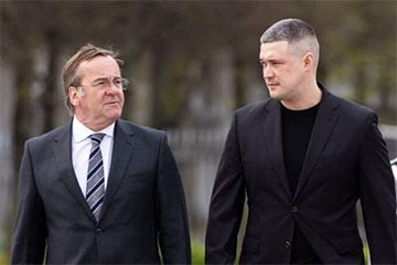 Министр обороны Германии эмоционально попрощался с Федоровым