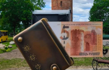 Каля Камянецкай вежы ўсталявалі вялізны кашалёк з пяцірублёвай купюрай