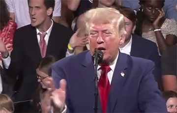Мужчина начал подражать Трампу во время его выступления и взорвал Сеть