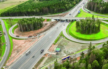На М1 у фуры лопнуло колесо