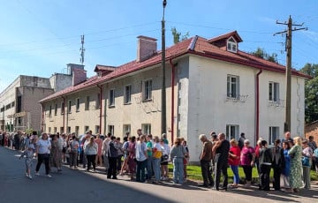Белорусы выстроились в огромную очередь в Витебске