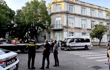 Микроавтобус с белорусами попал в аварию в Батуми