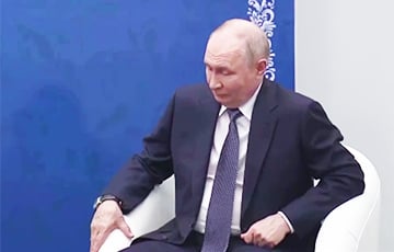 «Пуцін сядзіць набычыўшыся, пачырванеўшы, насуплены»