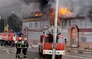 Маштабны пажар з феерверкамі: пад Масквой загарэўся вялікі гандлёвы цэнтр