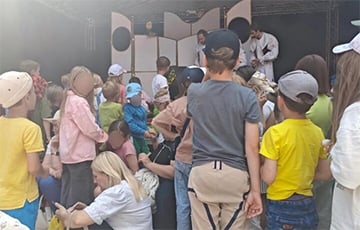 «Гэта за межамі»: у цэнтры Мінска папулярны тэатр правёў бясплатны спектакль