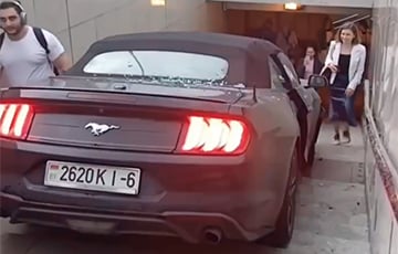 Mustang с белорусскими номерами влетел в переход московского метро
