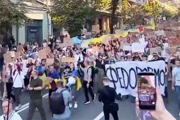 В Киеве проходит масштабное шествие из-за отставки Федорова из Минобороны