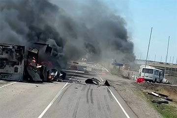 Расіянін паказаў палаючыя бензавозы і грузавікі на трасе ў Крым