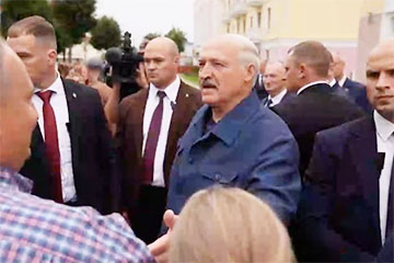 Лукашэнка панічна баіцца беларусаў