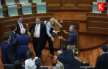 В Косово премьера забросали яйцами прямо во время заседания парламента