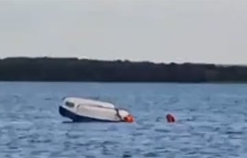 На Нарочи перевернулся катамаран с пассажирами в 800 метрах от берега
